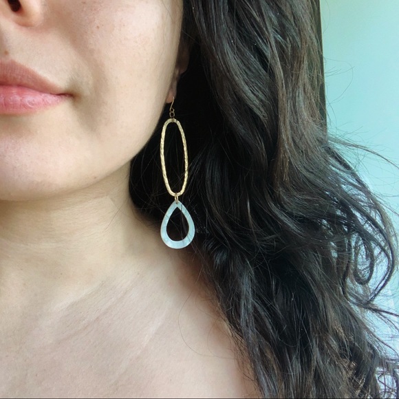 NEW Boho Hammered Brass Oval Dangly Earrings Resin - Picture 2 of 2